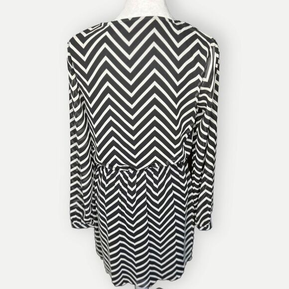Express Black & White Chevron Sheer Sleeve Lined V-Neck Wrap Dress. XS. NEW. - Picture 4 of 12